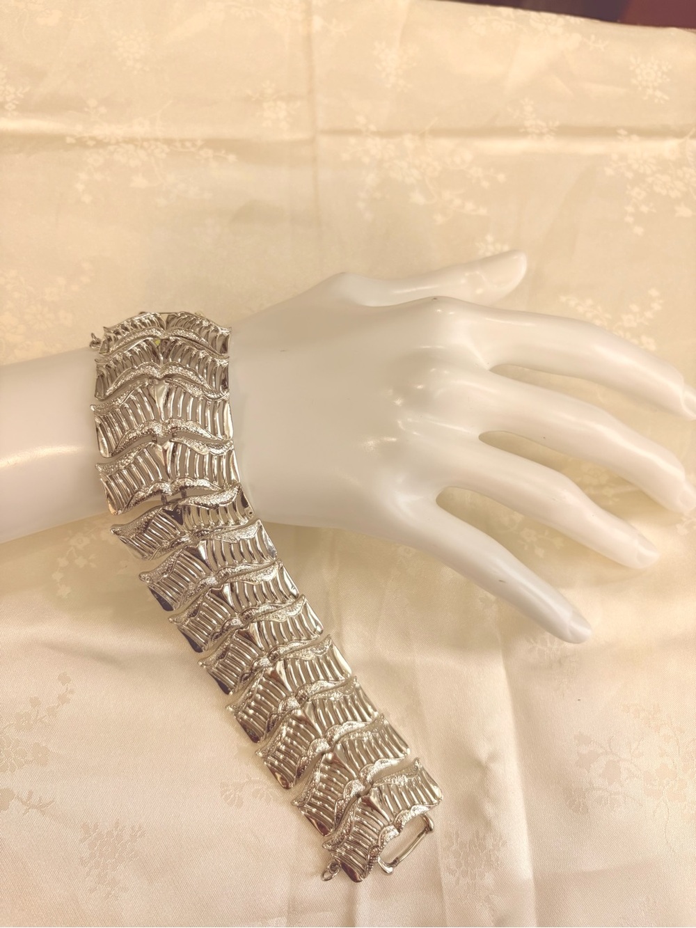 Silvertone Ladies Vintage Bracelet 1” wide. No Makers Mark